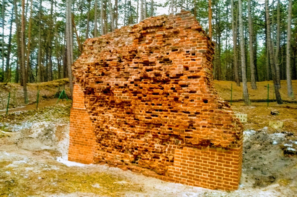 Odnowione ruiny kościoła